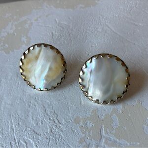 Vtg 1950s MOP Pearlescent Iridescent Button Style Gold Tone Clip on Earrings